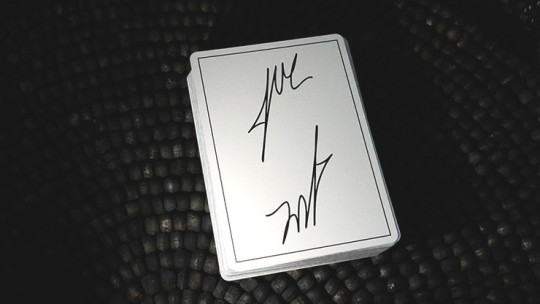 Signature- Third Edition (White) by Jordan Victoria - Pokerdeck